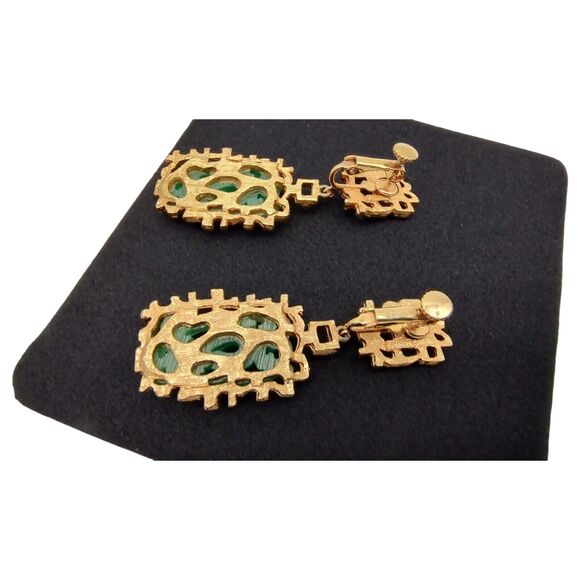 Large Vintage VENDOME Gold Tone Asian Inspired Green Carved Brooch & Earring Set - Picture 6 of 14